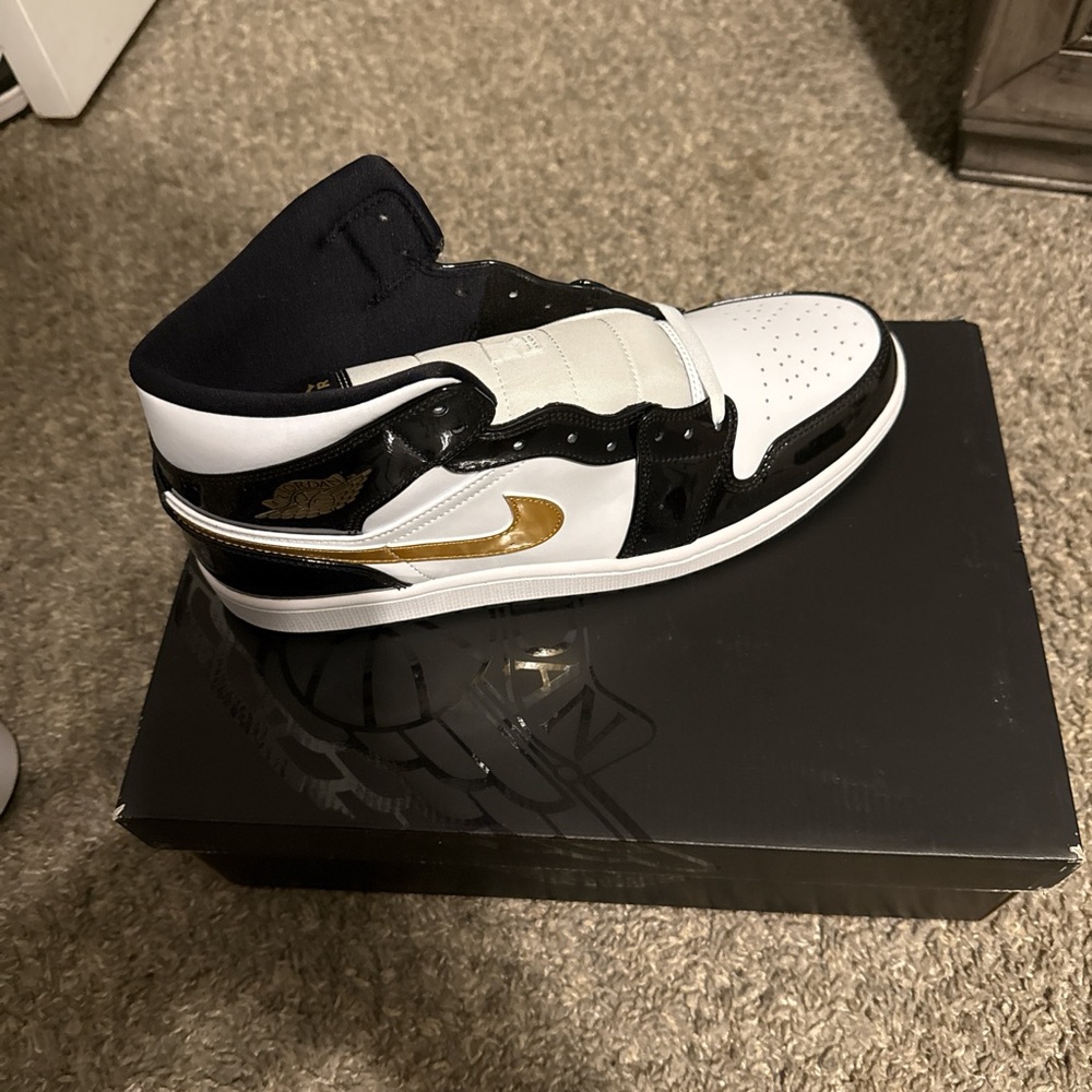 Jordan Air Mid SE in Black and Gold - Picture 3 of 5